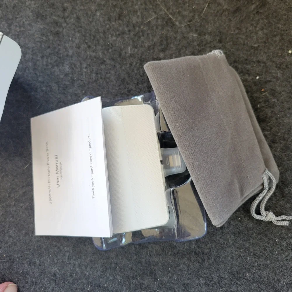 ZENS Magnetic Single Powerbank, portable wireless charger for iPhones.‎